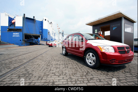 Nagelneues Auto, Dodge Caliber geben Sie entladen in Bremerhaven Stockfoto