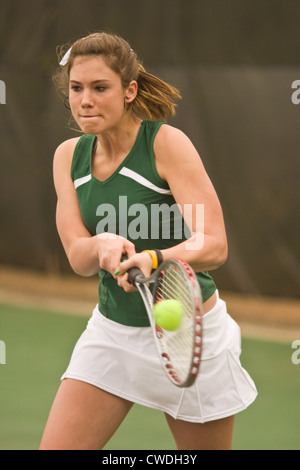 Tennisspielerin trifft Rückhand mit Ball auf Schläger Saiten eingefroren Stockfoto