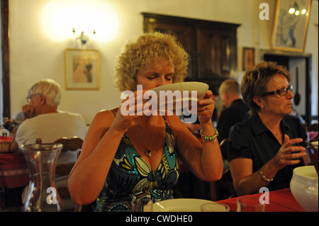 Suppe aus der Schüssel im Restaurant La Terrace im Dorf Grezels in der Lot-Region Südwestfrankreichs Stockfoto