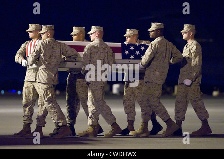 Ein US-Marine Corps tragen Team Übertragungen, die die Überreste eines gefallenen Marines in Afghanistan getötet 22. Juli 2012 auf der Dover Air Force Base, Delaware. Stockfoto