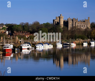 Arundel Castle und der Fluss Arun kurz nach einem Sommer Sonnenaufgang, West Sussex, England, UK Stockfoto