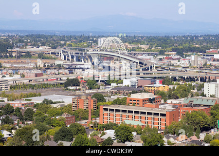 Fremont Bridge Over Willamette River und Industriegebiet Stockfoto