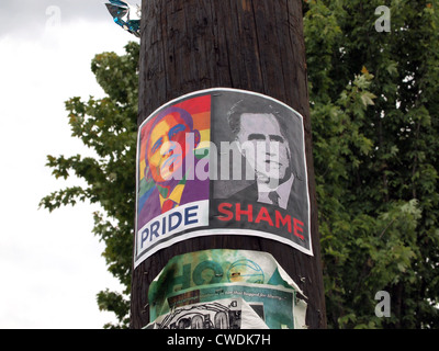 Poster von Präsident Barack Obama mit dem Wort stolz und Mitt Romney mit dem Wort Scham gesehen angebracht, um telegraph Pole in Seattle, Washington, USA. Stockfoto