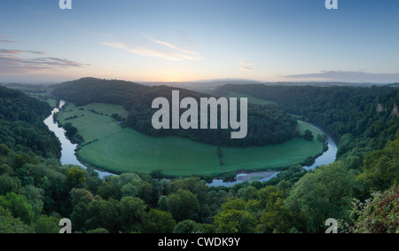 Der Fluss Wye bei Symonds Yat, kurz vor Sonnenaufgang. Herefordshire. England. VEREINIGTES KÖNIGREICH. Stockfoto