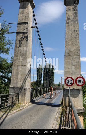 Radfahrer auf einer Brücke über den Fluss Lot in der Menge Region von Frankreich Südwesteuropa Stockfoto