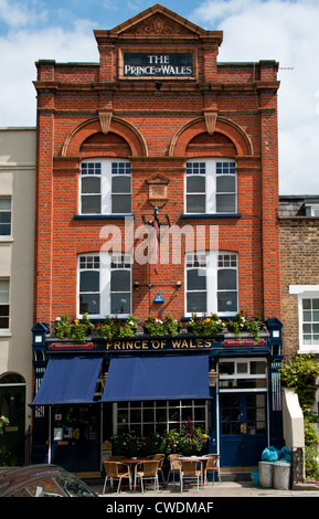 Der Prince Of Wales Pub in Cleaver Square, London, UK. Stockfoto