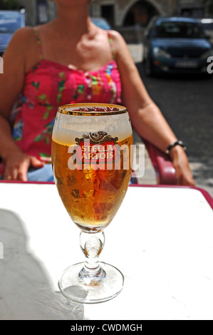 Die historische und mittelalterliche Stadt von Puy l'Eveque in die Menge Region von South West Frankreich Europa Glas von Stella Artois-Bier in der Bar Stockfoto