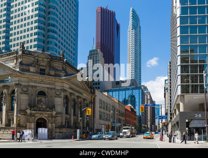 Zeigen Sie auf Yonge Street an der Kreuzung mit der Front Street im Bankenviertel mit Hockey Hall Of Fame nach links, Toronto, Kanada an Stockfoto