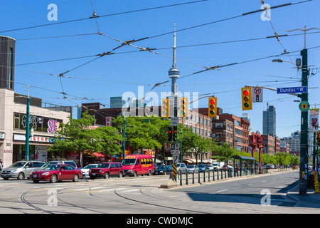 Der CN Tower aus dem Schnittpunkt der Dundas Street und Spadina Avenue in Chinatown, Toronto, Ontario, Kanada Stockfoto