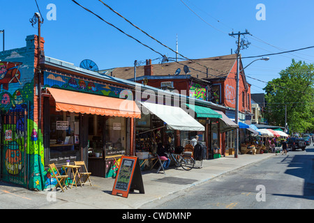 Geschäfte und Cafés auf der Kensington Avenue im Stadtteil Kensington Market, Toronto, Ontario, Kanada Stockfoto