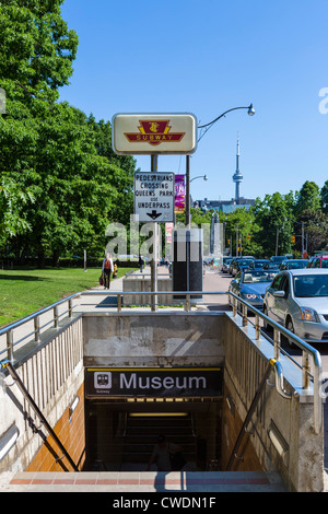 Museum u-Bahnstation mit dem CN-Tower in der Ferne, Toronto, Ontario, Kanada Stockfoto