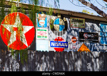 Zeichen und Logos angezeigt auf Seite der alten Gebäude in Los Olivos, Kalifornien Stockfoto