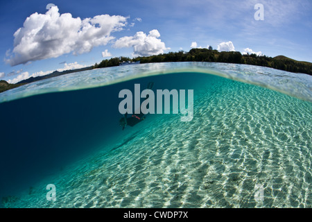 Ein Freediver steigt entlang der Kante von einem sandigen Abhang. Florida Inseln, Salomonen, Pazifik. Stockfoto