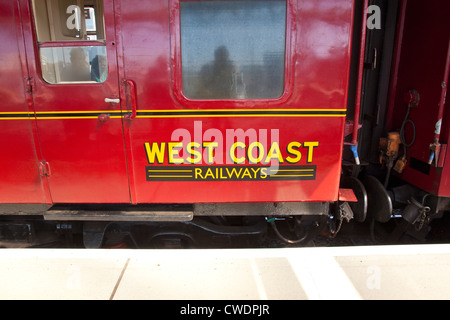 West Coast Eisenbahn Trainer von "Tangmere" am Bahnhof Weymouth gezogen Stockfoto