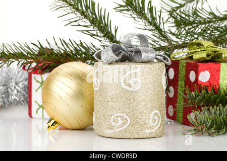 Weihnachts-Dekor mit Tanne. Isoliert auf weißem Hintergrund Stockfoto