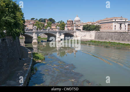 Blick auf die Ponte Vittorio Emanuele II Brücke über den Fluss Tiber, Rom, Italien, Europa Stockfoto