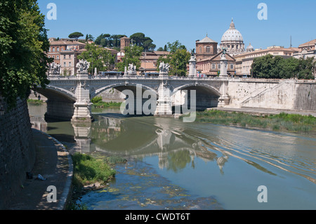 Blick auf die Ponte Vittorio Emanuele II Brücke über den Fluss Tiber, Rom, Italien, Europa Stockfoto