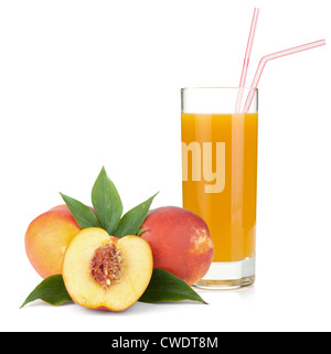 Pfirsichsaft in einem Glas mit dem Trinken Stroh und frische Pfirsiche. Isoliert auf weißem Hintergrund Stockfoto