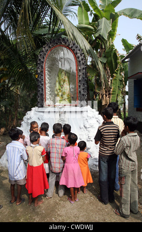 Eine Gruppe junger bengalischer Katholiken betet vor einer Statue der Jungfrau Maria in Basanti, Westbengalen, Indien Stockfoto