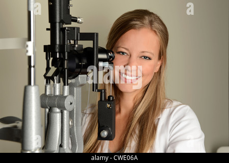 Porträt von schönen weiblichen Optiker im Untersuchungsraum Stockfoto