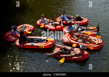 Schlauchboot zu sammeln Stockfoto