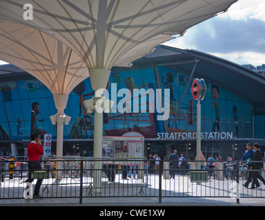 Außenseite des Bahnhof Stratford, wichtige Ankunftspunkt für die Olympiade 2012 in London, Stratford, London, England, Vereinigtes Königreich Stockfoto