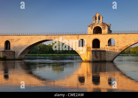 Pont Saint-Benezet und Chapelle Saint Nicholas (12. C) über der Rhone bei Avignon, Bouches-du-Rhône, Provence Frankreich Stockfoto