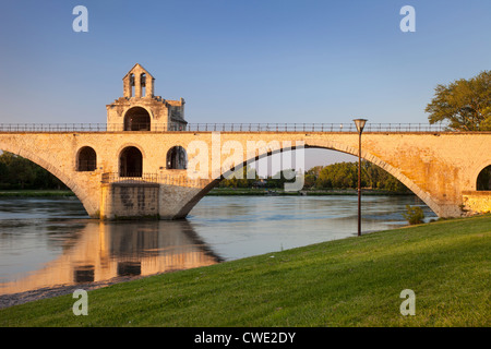 Pont Saint-Benezet und Chapelle Saint Nicholas (12. C) über der Rhone bei Avignon, Bouches-du-Rhône, Provence Frankreich Stockfoto