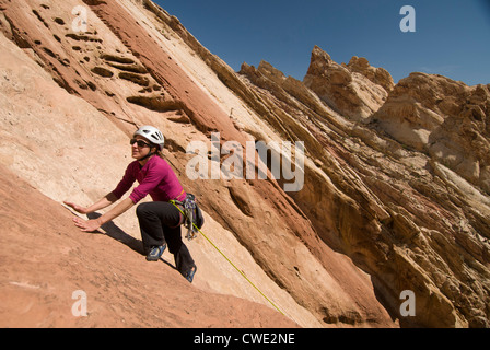 Eine Frau-Klettern an der Reef, San Rafael Swell, Green River, Utah. Stockfoto