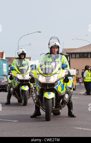 Metropolitan Police Motorrad Vorreiter in Great Yarmouth während der London 2012 Olympischen Fackellauf Stockfoto