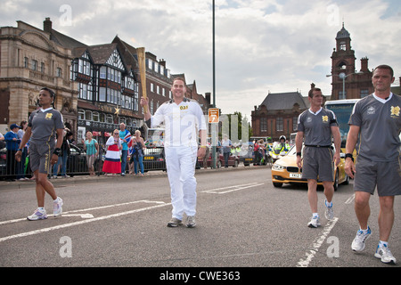 Lee Aldred die Olympische Fackel am Hall Quay in Great Yarmouth während der London 2012-Fackellauf Stockfoto