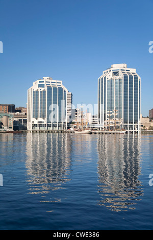 Großsegler in den frühen Morgenstunden am Halifax Waterfront am Purdy Wharf angedockt. Stockfoto