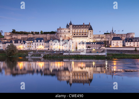 Die ummauerte Stadt und Schloss von Amboise spiegelt sich in dem Fluss Loire am Abend. Stockfoto