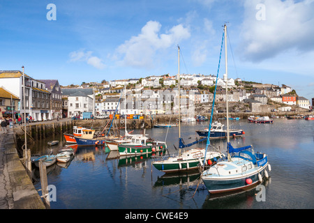 Der Hafen von Mevagissey in Cornwall mit Fischerei- und Boote. Stockfoto