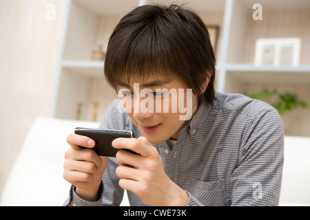 Junger Mann mit smartphone Stockfoto