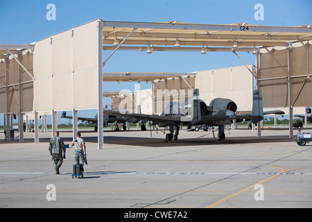 Flieger legen einen externen Tank auf eine a-10 Thunderbolt von 354. Fighter Squadron in Davis-Monthan Air Force Base. Stockfoto