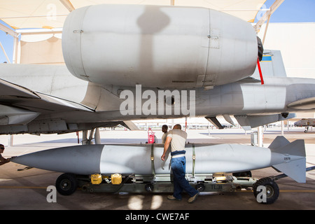 Flieger legen einen externen Tank auf eine a-10 Thunderbolt von 354. Fighter Squadron in Davis-Monthan Air Force Base. Stockfoto