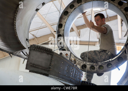 Flieger legen ein Triebwerk auf eine a-10 Thunderbolt von 354. Fighter Squadron in Davis-Monthan Air Force Base. Stockfoto