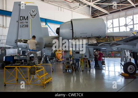 Flieger führen Wartungsarbeiten auf eine a-10 Thunderbolt von 354. Kämpfer-Geschwader an Davis-Monthan Air Force Base. Stockfoto