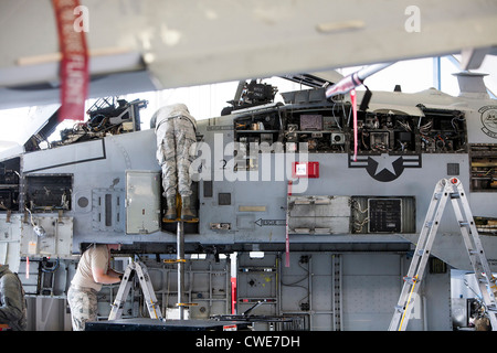 Flieger führen Wartungsarbeiten auf eine a-10 Thunderbolt von 354. Kämpfer-Geschwader an Davis-Monthan Air Force Base. Stockfoto