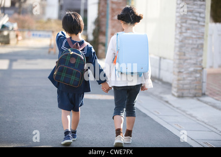 Zwei Kinder, die zu Fuß unterwegs Stockfoto