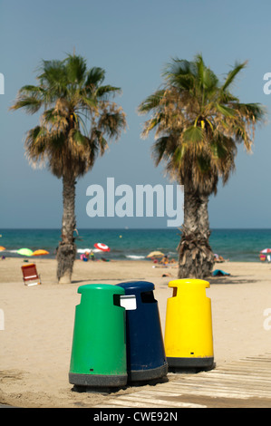 Getrennte Sammlung von Abfällen am Strand Stockfoto