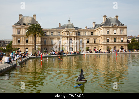 Besucher genießen den See im Jardin du Luxembourg in Paris Stockfoto