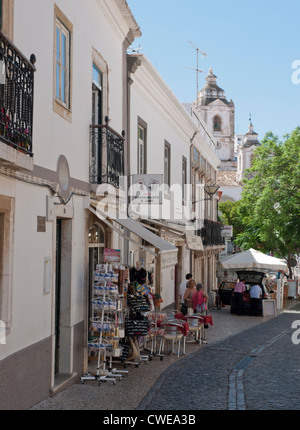 Straße in Lagos, Portugal mit der Kirche des Hl. Antonius (Igreja de Santo Antonio) im Hintergrund Stockfoto