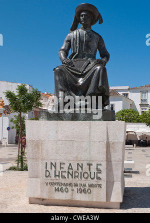 Statue von Prinz Heinrich der Seefahrer, der Blick auf das Meer in der Platz Praça Infante Dom Henrique in Lagos, Portugal Stockfoto