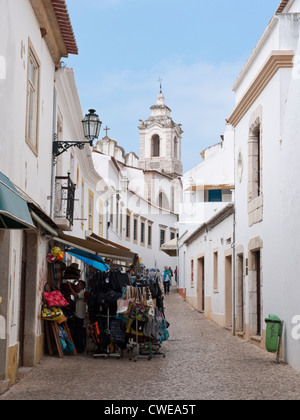 Straße in Lagos, Portugal mit der Kirche des Hl. Antonius (Igreja de Santo Antonio) im Hintergrund Stockfoto