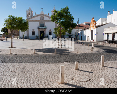 Kirche von Santa Maria in Lagos, Portugal mit dem Regiments Lagerhaus auf der rechten Seite im Praça Infante Dom Henrique Stockfoto