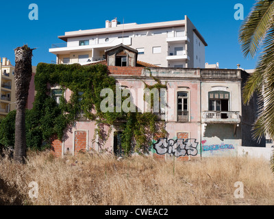 Altes Haus in Lagos, Portugal mit einem modernen Gebäude im Hintergrund Stockfoto