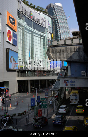 Terminal 21 Shopping Mall Zeichen in Bangkok Thailand fotografiert von der BTS-Skytrain-Station Asok Stockfoto