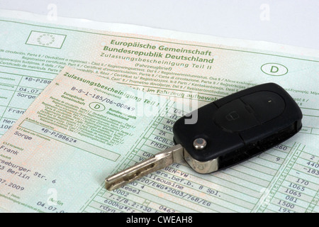 Still-Leben. Autoschlüssel und Fahrzeug-Titel Stockfoto